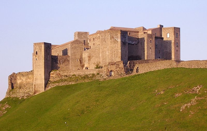 File:Castello di melfi1.JPG