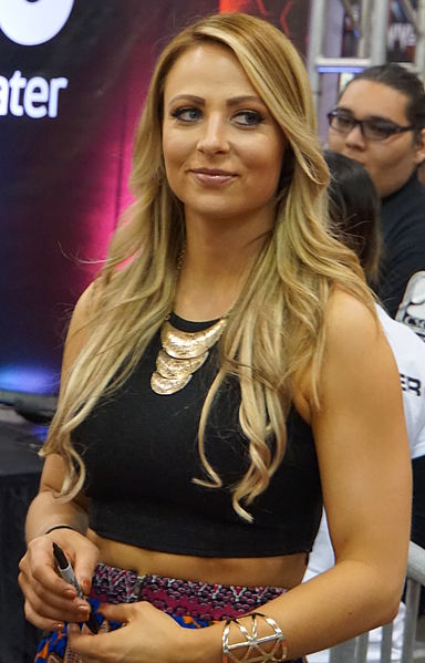 Archivo:Emma WrestleMania Axxess 2015.jpg