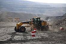 Грейдер Caterpillar во время проведения конкурса «Лучший по профессии» в угольном разрезе «Богатырь» г. Экибастуз (Казахстан)