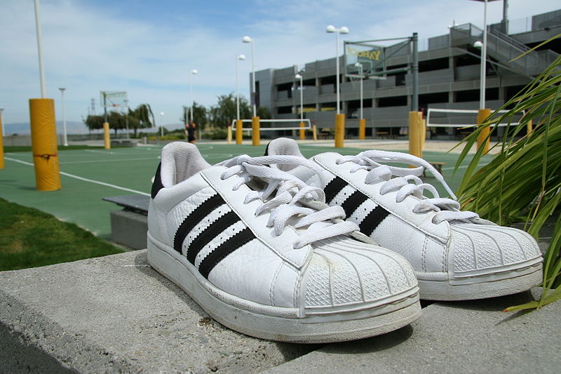 Файл:Adidas Superstar shoes pair.jpg