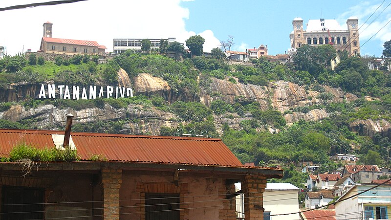 Archivo:Antananarivo sign and Rova.jpg