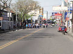 Avenida Rivadavia, en Haedo, con el tráfico vehicular cerrado por la peregrinación a Luján. Octubre 2011