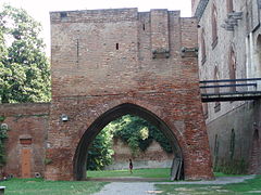 El revellín del lado noroeste con la entrada a los Museos Cívicos de Pavía.