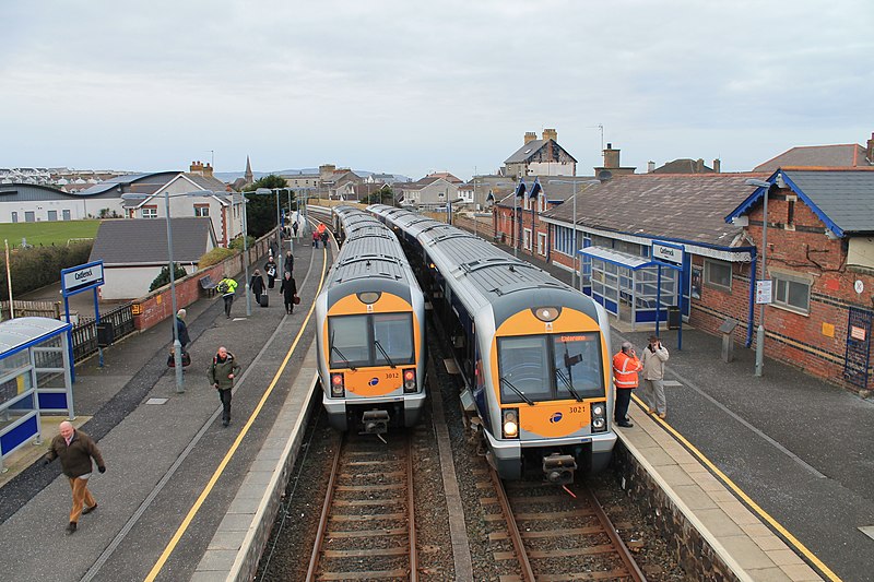 File:Crossing Trains At Castlerock.JPG