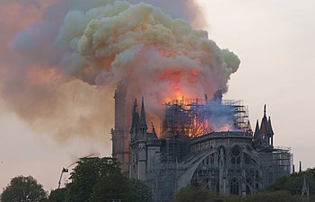 Parte de la estructura de Notre Dame en llamas.