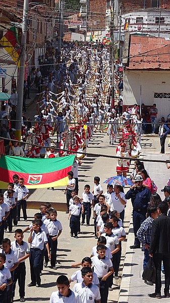 Archivo:Desfile cabrera.jpg