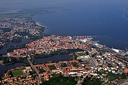 施特拉尔松德老城区（德语：Altstädte von Stralsund und Wismar）航拍图，摄于2011年