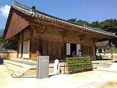 処于过渡期的朝鲜半岛建筑通度寺应真殿，使用两翘，每翘假一昂