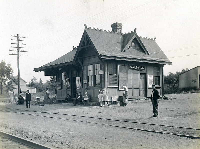 File:Waldwick station - Bailey.jpg