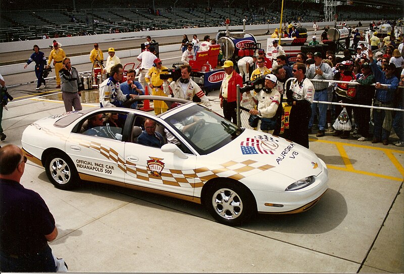 File:Luyendyk1997pacecar.jpg