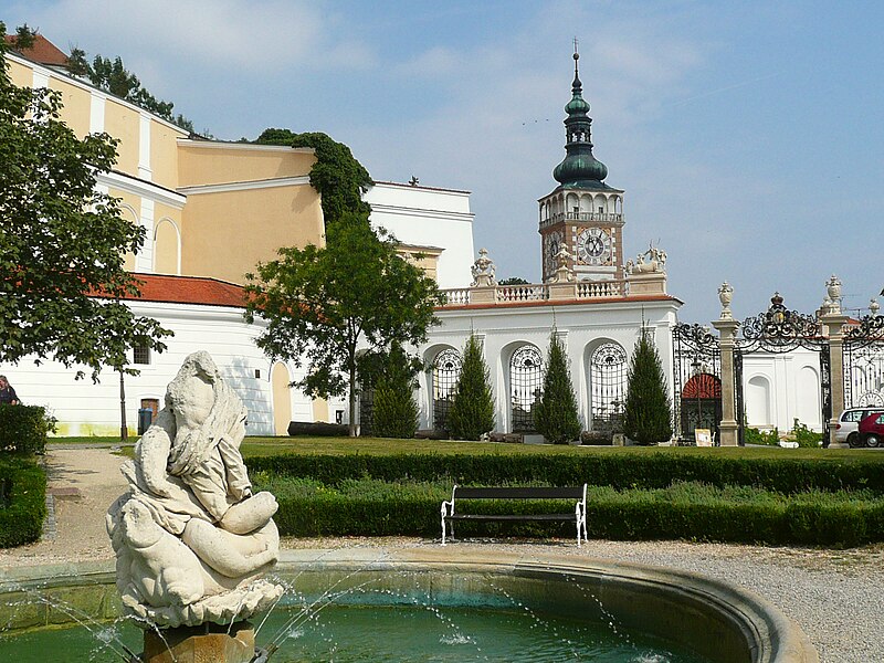 File:Mikulov Castle 2009 P1010969.jpg