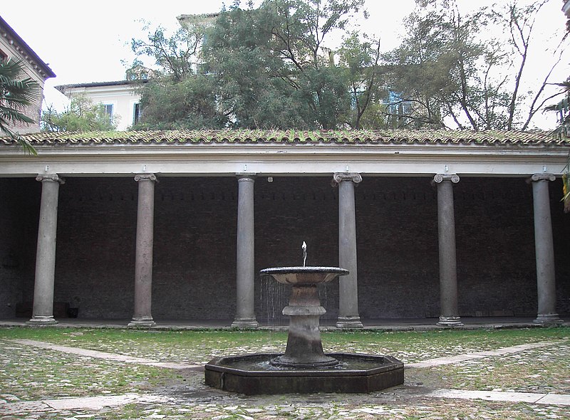 File:San Clemente 0511-06 chiostro.JPG