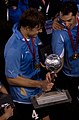 Sebastián Coates con el trofeo al mejor jugador juvenil de la Copa América 2011.