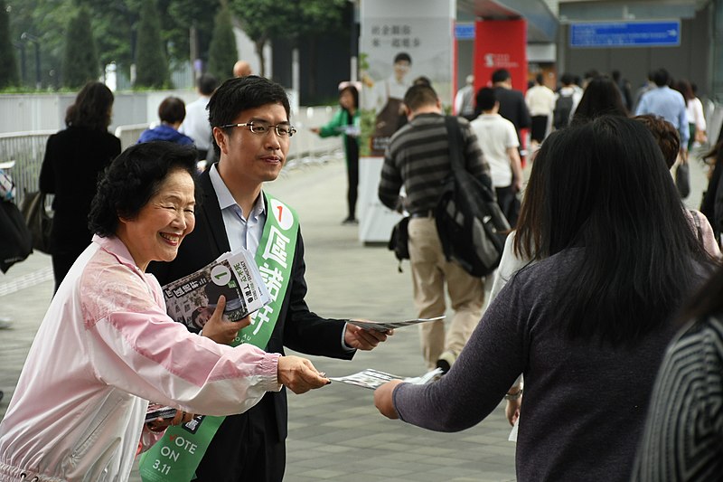 File:香港前政務司司長陳方安生為民主派立法會補選港島區候選人區諾軒拉票.jpg