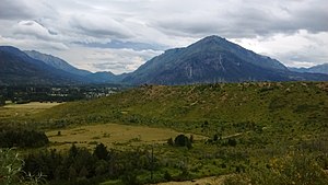 Cerro Coihue al fondo y Cerro Pirque, El Hoyo