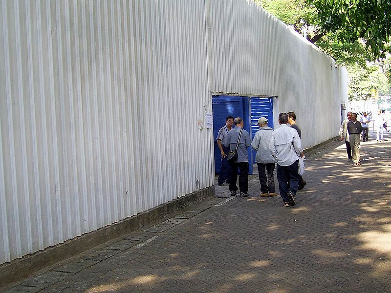 File:HK MongkokStadium BirdGarden Entrance.JPG