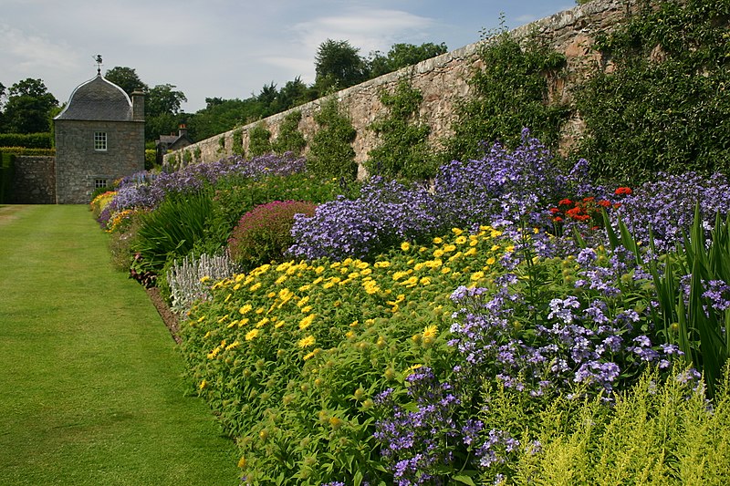 File:Pitmedden border.jpg