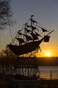 Кованый корабль в сквере «Петровский»