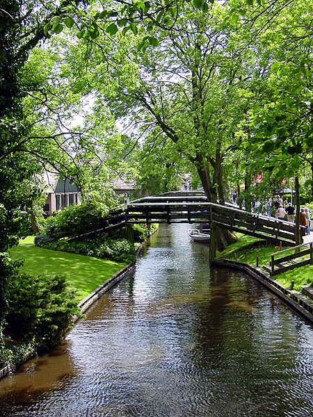 Файл:Bridge in Giethoorn.jpg