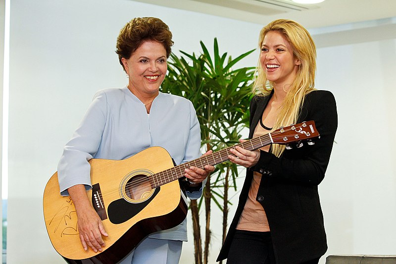 Archivo:Dilma e Shakira.jpg