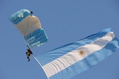 Bandera de la Argentina desplegada por un paracaidista.