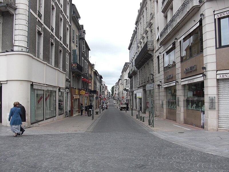 File:Rue Serviez de Pau.jpg