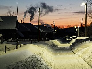 Расчищенная от снега улица зимним вечером