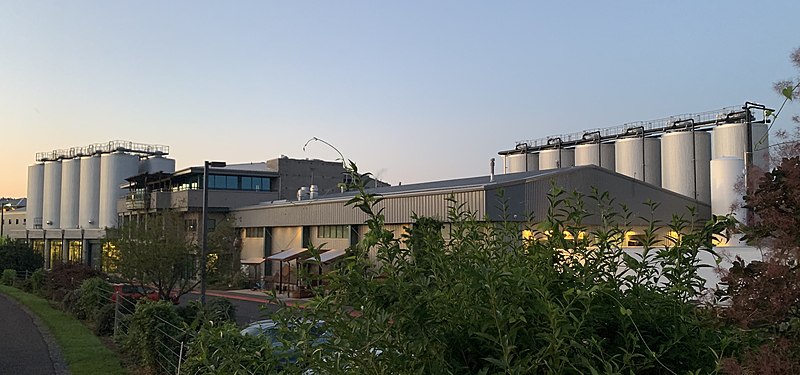 File:Deschutes Brewery at dusk.jpg