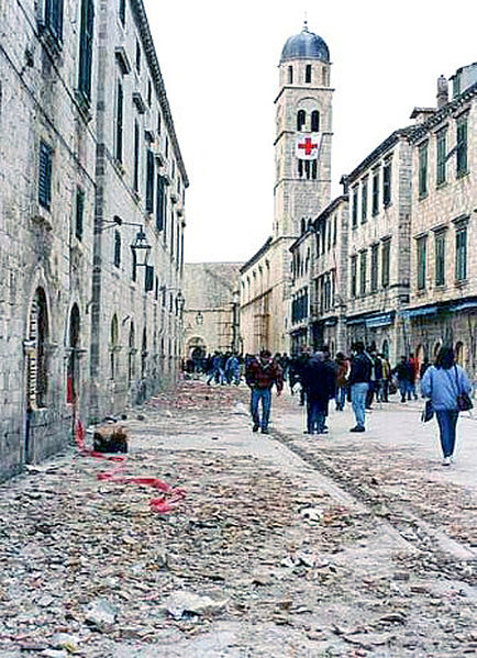 Файл:Dubrovnik Wartime Stradun.jpg