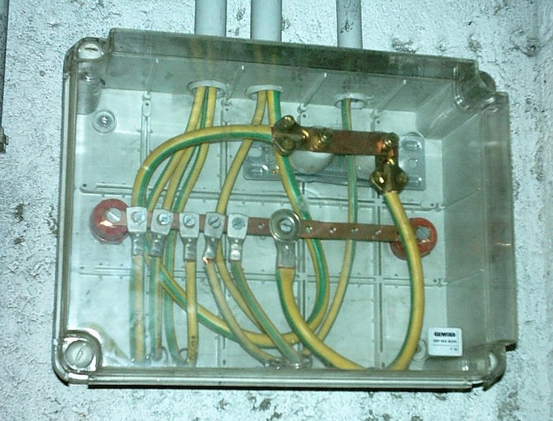 Archivo:Equipotential bonding box.jpg