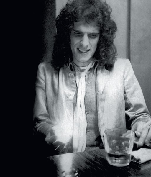 File:Spinetta circa 1973.jpg