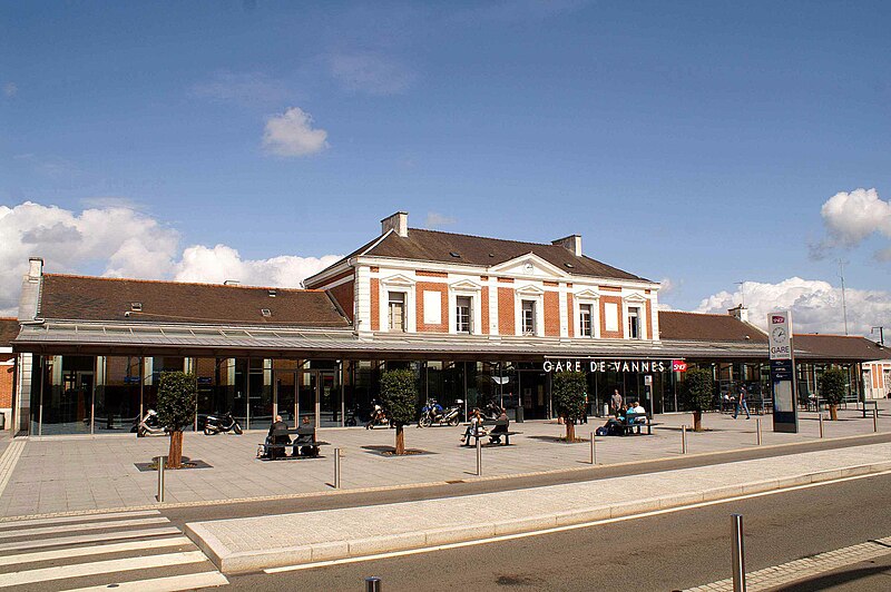 File:Vannes-Gare-Voyageurs-2009.jpg