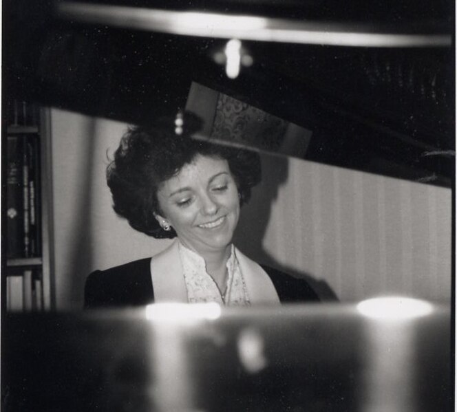 File:Hélène au piano.tif