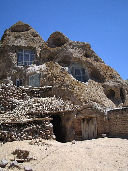 Archivo:Habitat troglodyte kandovan.jpg