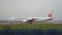 日本航空B767-300ER客機滑行於臺北松山機場。