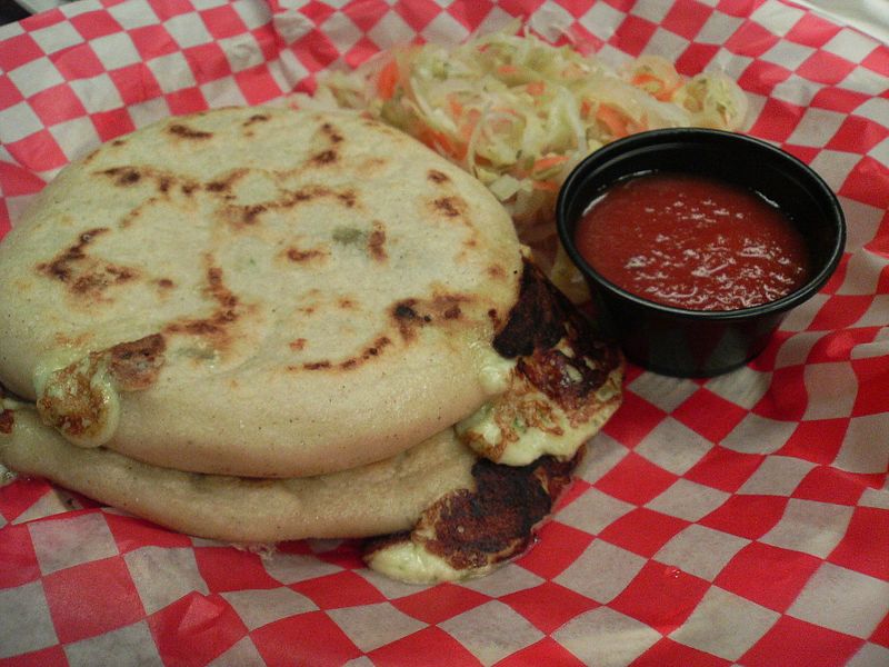 Archivo:Pupusas by Roland Tanglao.jpg