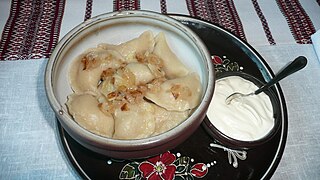 Varényky cubiertos con cebolla frita