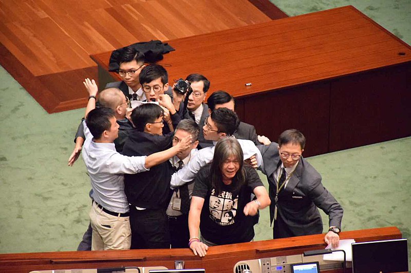 File:青年新政兩議員再闖立法會大會試圖宣誓不果 02.jpg