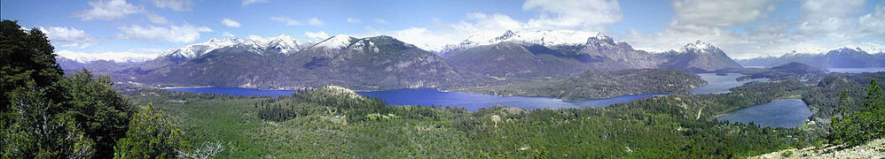 Cerros Catedral, López y Capilla, y los lagos Moreno y Nahuel Huapi, vistos desde el cerro Campanario, en San Carlos de Bariloche.