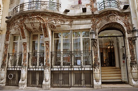 Fachada del Céramic Hôtel, revestida con decoraciones y esculturas en cerámica de Camille Alaphilippe.