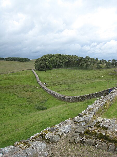 File:Hadrians Wall from Housesteads1.jpg