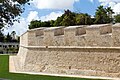 Baluarte con cañoneras y merlones en una ciudadela en Malta.