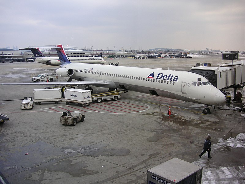 Файл:Philaldelphia airport jet.jpg