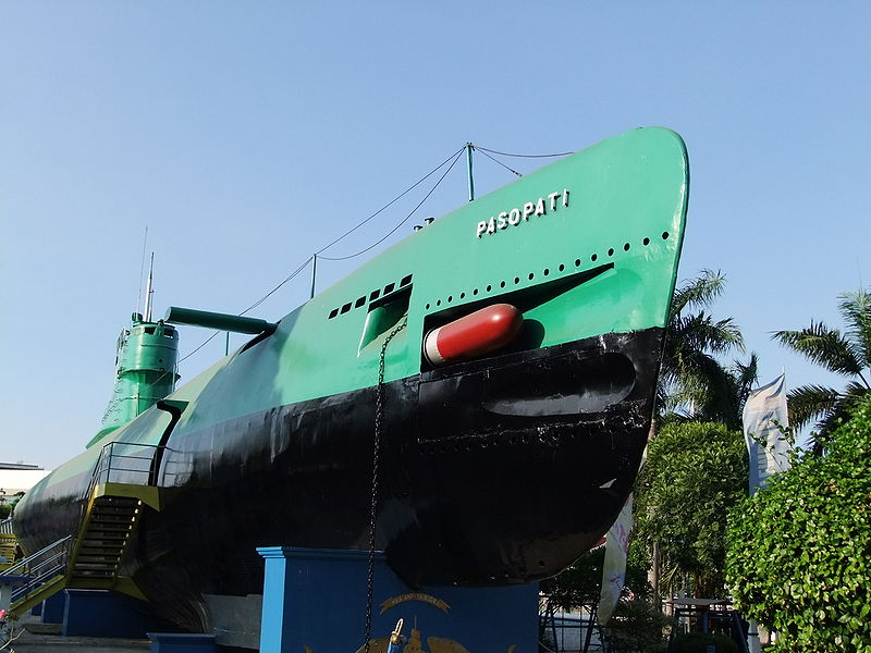 Файл:Submarine Monument Surabaya 2.JPG