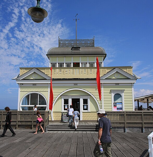 Файл:St. Kilda Pier Kiosk.jpg