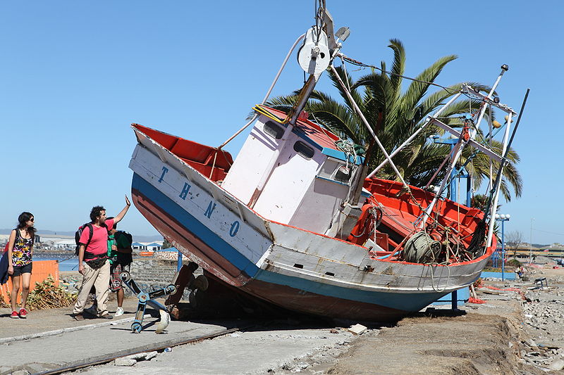 Archivo:Tsunami Carried Boat-Chile 2010-Talcahuano.jpg