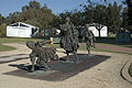 Tres niños jugando a la rayuela (grupo escultórico situado en un parque de la ciudad de Burswood, un suburbio de Perth, en Australia Occidental, Australia).