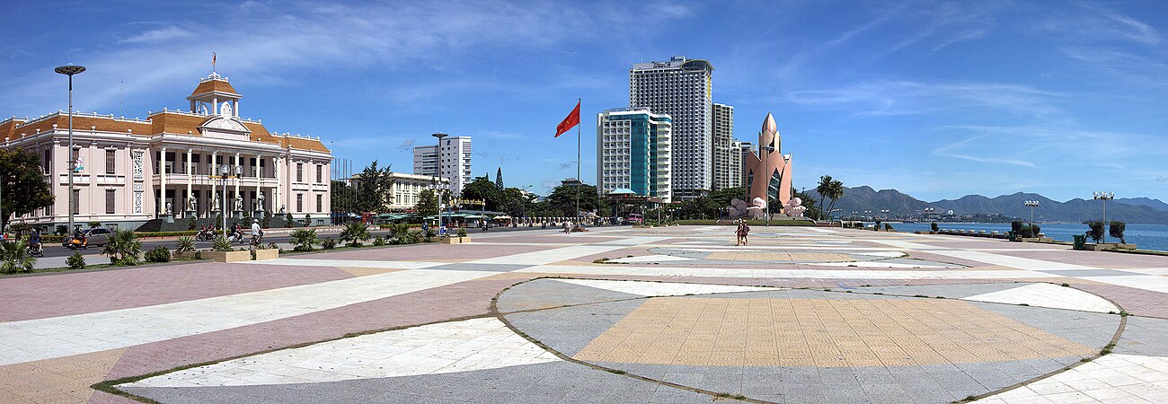 Nha Trang central square.jpg