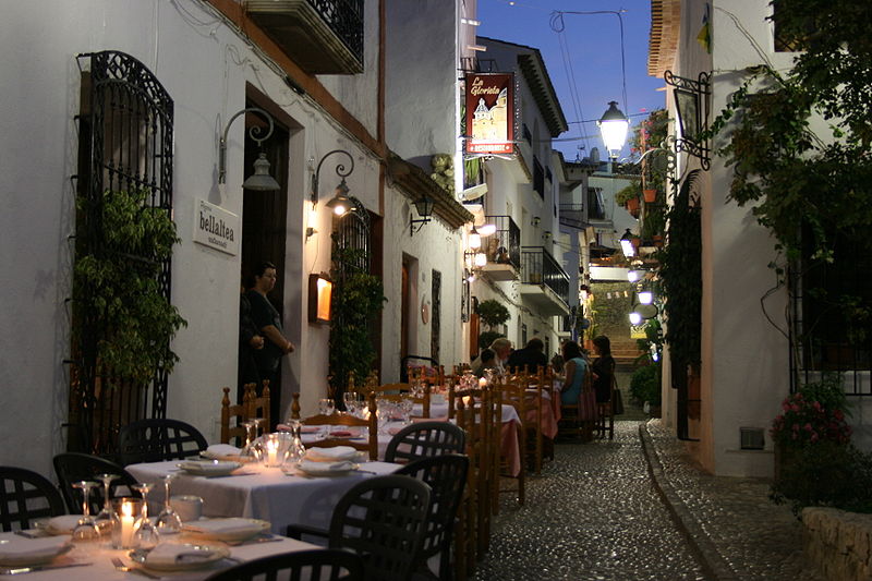 File:Calle típica Altea Alicante.JPG