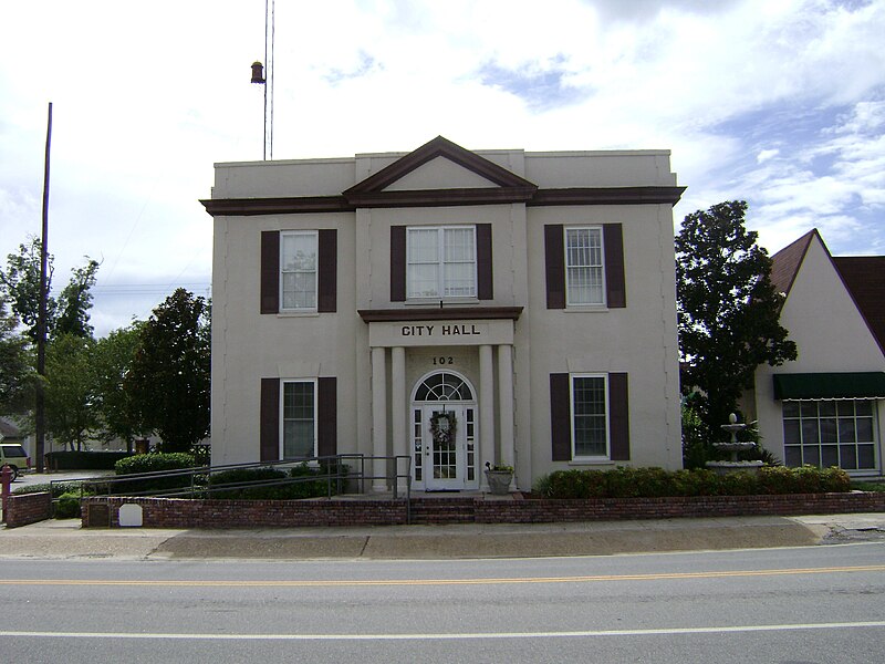 File:Hahira City Hall.jpg